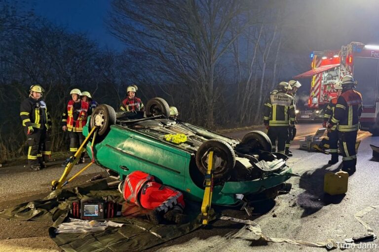 feuerwehr rettet zwei insassen nach Überschlag auf der b 209