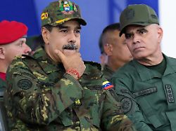 der venezolanische praesident nicolas maduro l hoert verteidigungsminister lopez waehrend eines von der regierung organisierten zivil militaerischen marsches zu