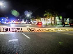 ein flatterband der polizei sperrt den bereich an einem tatort in der naehe eines buerogebaeudes ab in der stadt orange im us bundesstaat kalifornien sind mehrere menschen durch schuesse getoetet worden