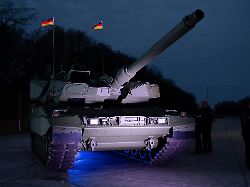 ein leopard 2a8 ist beim roll out auf der panzer teststrecke des ruestungskonzerns knds zu sehen