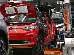 "haben noch einen weg vor uns": volkswagen einigt sich mit 25.000 mitarbeitern auf abgang