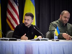 praesident wolodymyr selenskyj auf ukraine gipfel am 06 09 2024 auf dem natostuetzpunkt rammstein mit dem ukrainischen verteidigungsminister rustem umjerow re