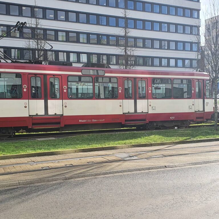 kinder lesen haltestellen der rheinbahn