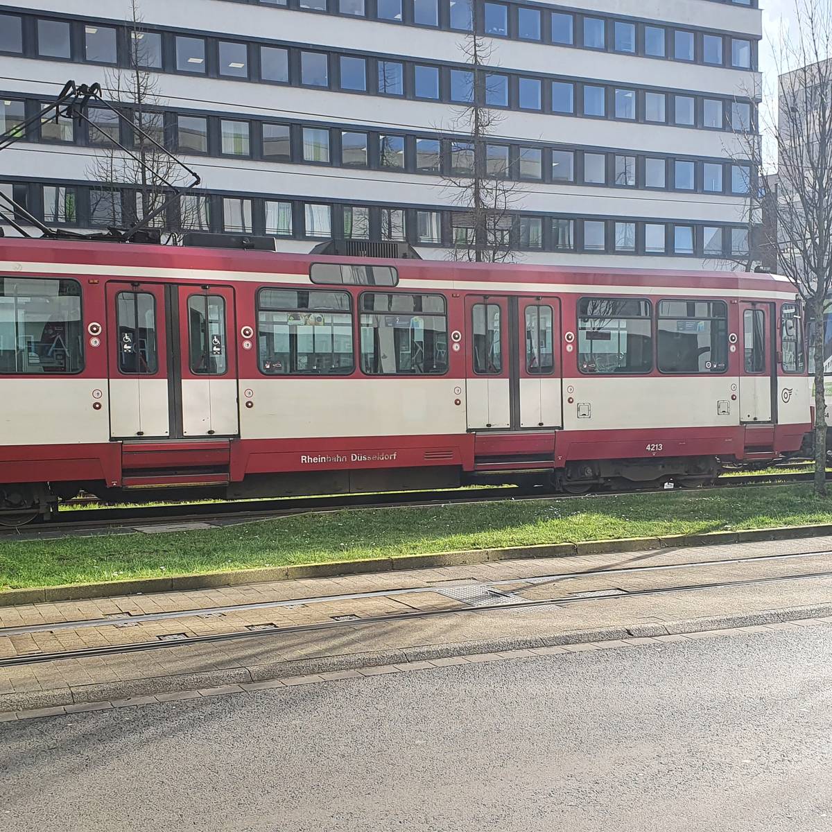 kinder lesen haltestellen der rheinbahn
