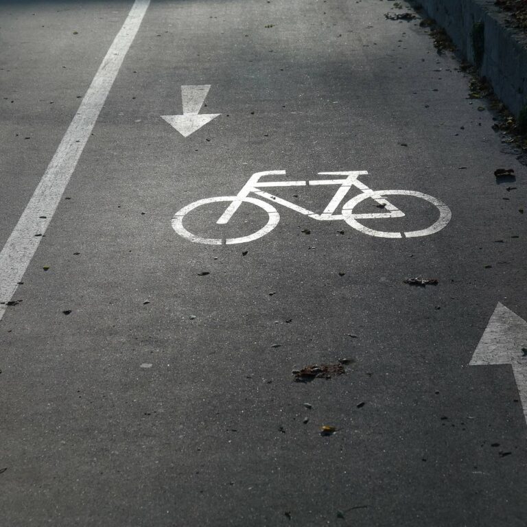 nasse blätter: unfallgefahr für radfahrende