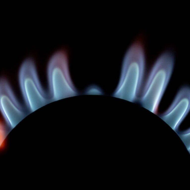 teure energiekosten: viele menschen können nicht pünktlich zahlen