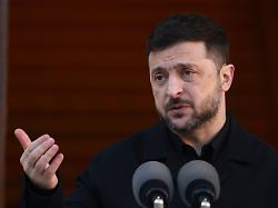 02 12 2025 irland dublin der ukrainische praesident wolodymyr selenskyj spricht waehrend einer gemeinsamen pressekonferenz mit dem irischen premierminister martin in der irischen hauptstadt