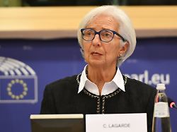 03 12 2025 belgien bruessel die praesidentin der europaeischen zentralbank christine lagarde spricht waehrend einer ausschusssitzung im europaeischen parlament in bruessel