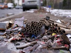 04 01 2025 berlin ueberreste vom feuerwerk aus der nacht liegen mehrere tage nach neujahr auf einem gehweg