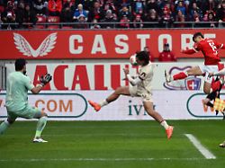 06 12 2025 xjhx fussball 2 bundesliga 1 fc kaiserslautern dynamo dresden v l tim schreiber dynamo dresden mikael naatan skyttae 1