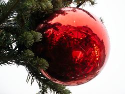 07 12 2025 bayern coburg regentropfen liegen auf einer christbaumkugel in der sich ein weihnachtsmarkt spiegelt