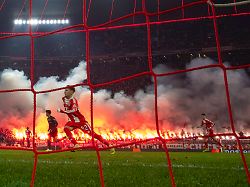 09 12 2025 fussball uefa championsleague 2025 2026 vorrunde 6 spieltag fc bayern muenchen sporting lissabon in der allianz arena muenchen lennart karl fc bayern muenchen vor den pyros der bayernfans