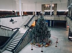 12 2025 berlin begleitung von henry lindemeier bei seiner protestaktion vor dem russischen haus in berlin mitte verwendung ab 1 2 seite oder titelverwendung in jedem fall nur nach freigabe moeglich