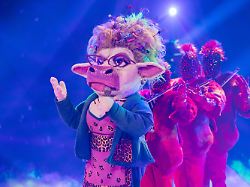 13 12 2025 nordrhein westfalen koeln die figur muuhnika steht im finale der prosieben show the masked singer auf der buehne