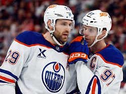 15 11 2025 usa raleigh eishockey nhl hauptrunde carolina hurricanes edmonton oilers leon draisaitl 29 von den edmonton oilers unterhaelt sich mit connor mcdavid 97