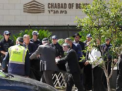 17 12 2025 australien sydney ein sarg wird in sydney australien vor der beerdigung von rabbi eli schlanger einem opfer der massenschiesserei in bondi beach in eine synagoge in bondi gerollt