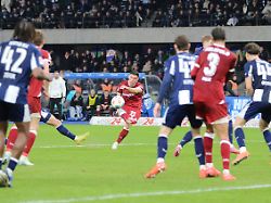 19 12 2025 fussball herren 2025 2026 2 bundesliga 17 spieltag hertha bsc dsc arminia bielefeld olympiastadion berlin stefano russo arminia 21 rot mit seinem torschuss zum ausgleich