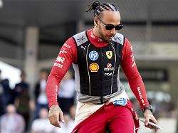 2025 12 07 15 06 34 abu dhabi lewis hamilton ferrari vor der fahrerparade auf dem yas marina circuit beim grossen preis von abu dhabi