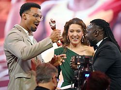 21 12 2025 baden wuerttemberg baden baden der zehnkaempfer leo neugebauer l wird im kurhaus baden baden bei der gala sportler des jahres 2025 von seinem vater als sportler des jahres 2025 ausgezeichnet