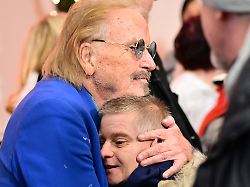 22 12 2025 berlin frank zander saenger begruesst waehrend der 31 weihnachtsfeier fuer obdachlose und beduerftige von frank zander fuer berliner obdachlose im estrel hotel eine frau