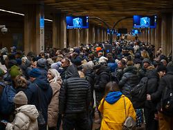 23 12 2025 ukraine kiew menschen gehen waehrend eines russischen drohnenangriffs in einer metrostation die als bunker genutzt wird in deckung