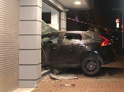 251230 einbruch juwelier kleve pkw in schaufenster