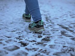 27 12 2025 wuppertal frost und kaelte lassen gehwege rutschig werden fuer anwohner besteht raeumpflicht um einen unfall zu vermeiden