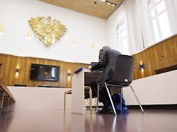 abd0008 20250915 graz oesterreich prozessauftakt gegen den geschaeftsfuehrer und chefredakteur der zeitschrift die aula wegen ns wiederbetaetigung am montag 15 september 2025 in graz