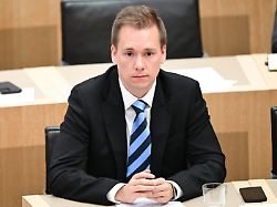 archiv 02 07 2025 baden wuerttemberg stuttgart daniel lindenschmid abgeordneter der afd im landtag von baden wuerttemberg spricht bei einer landtagsdebatte im plenarsaal