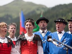 archiv 04 07 2014 schweiz davos die schweizer jodel gruppe silvretta klosters tritt beim eidgenoessischen jodlerfest auf