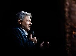 archiv 05 10 2025 berlin robert habeck buendnis 90 die gruenen moderator und ehemaliger vizekanzler spricht bei habeck live im berliner ensemble