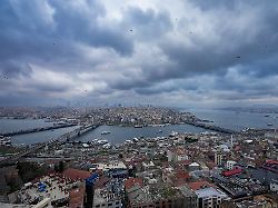 archiv 06 03 2024 tuerkei istanbul faehren fahren ueber den bosporus und verbinden die europaeische seite oben und unten mit der asiatischen seite oben rechts von istanbul