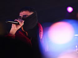 archiv 16 11 2025 hessen giessen der rapper haftbefehl tritt im la louve in giessen auf zu dpa haftbefehl veroeffentlicht ersten rein tuerkischen track foto hannes p