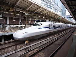 archiv 18 04 2023 japan tokio ein hochgeschwindigkeitszug shinkansen steht auf dem bahnhof der stadt tokio