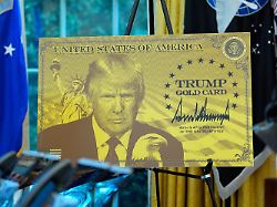 archiv 19 09 2025 usa washington ein poster mit der trump gold card ist abgebildet waehrend us praesident donald trump im oval office des weissen hauses spricht