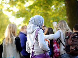 archiv 20 09 2011 niedersachsen hannover ein kind mit kopftuch steht am rand einer schuelergruppe