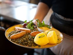 archiv 20 11 2023 niedersachsen wilhelmshaven essen wird in einem restaurant serviert