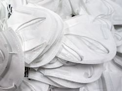 archiv 22 01 2021 sachsen neuwied ffp2 masken liegen in einem karton symbolfoto