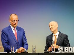archiv 23 06 2025 berlin bundeskanzler friedrich merz l cdu wird beim tag der deutschen industrie von peter leibinger praesident des bundesverbands der deutschen industrie begruesst