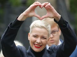 archiv 27 08 2020 belarus minsk maria kolesnikowa eine der oppositionsfuehrerinnen in belarus formt mit ihren haenden auf dem weg zu einem untersuchungskomitee ein herz