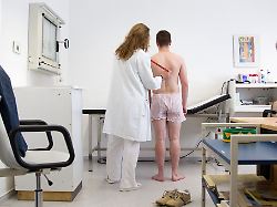 ab 2026 sollen alle jungen maenner ab jahrgang 2008 zu einer musterung eingeladen werden die gesundheitliche eignung wird dabei geprueft