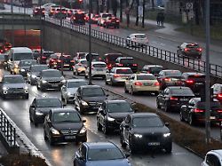 abendlicher dichter strassenverkehr auf dem mittleren ring in muenchen stau stop and go zaehfliesend verstopfte hauptverkehrsstrasse mittlerer ring dichter strassenverkehr