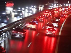 abendlicher dichter strassenverkehr auf der autiobahn a9 bei muenchen stau stop and go zaehfliesend verstopfte hauptverkehrsstrasse dichter strassenverkehr