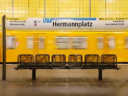 abfahrender zug am u bahnhof hermannplatz umsteigebahnhof der linien u7 und u8 in neukoelln symbolbild themenbild 03 02