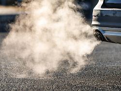 abgase kommen aus dem auspuff von einem fahrzeug in oberaudorf bayern 2