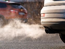 abgase kommen aus dem auspuff von einem fahrzeug in oberaudorf bayern