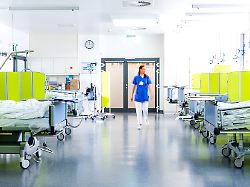 aerztinnen und pfleger versorgen patientinnen im aufwachraum vom diako klinikum im stadtteil groepelingen