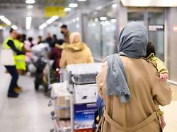 afghaninnen und afghanen aus den bundesaufnahmeprogrammen stehen im flughafen hannover