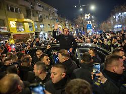 albin kurti m amtierender premierminister des kosovo und vorsitzender der politischen partei vetevendosje begruesst seine anhaenger in der kosovarischen hauptstadt pristina