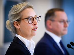 alice weidel vorsitzende der afd bundestagsfraktion und tino chrupalla vorsitzender der afd bundestagsfraktion aeussern sich vor der sitzung der afd bundestagsfraktion im deutschen bundestag